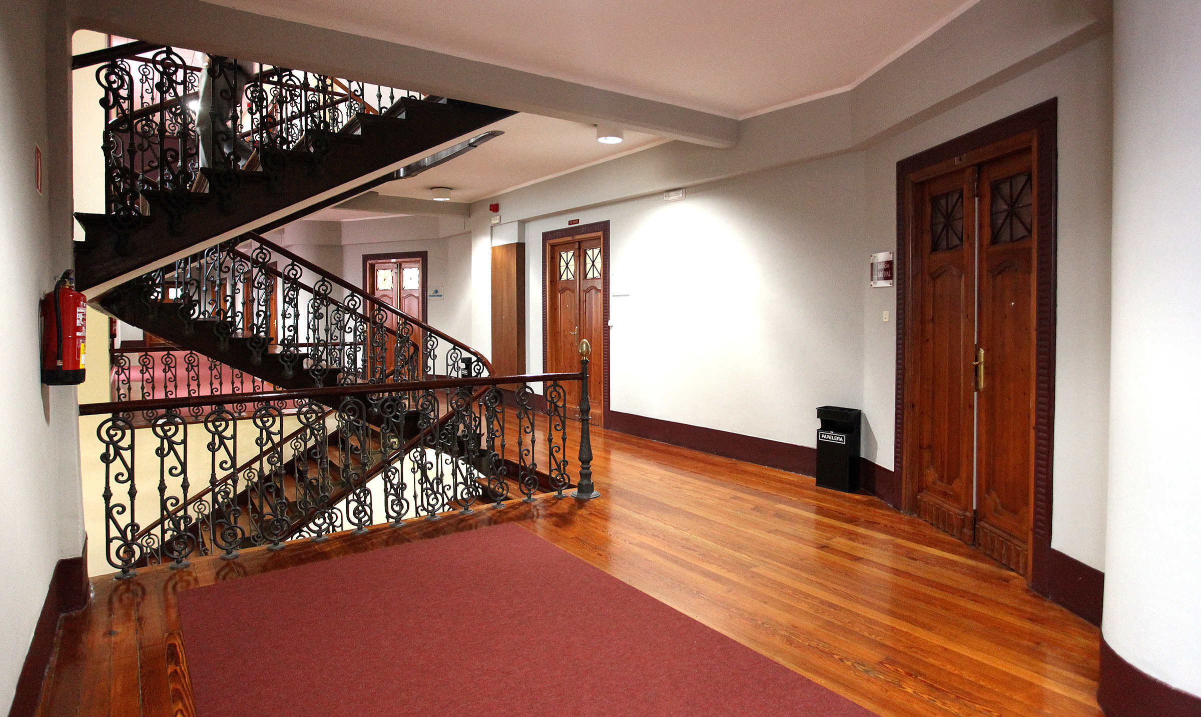 Pasillo y escaleras Edificio Areal 18, Vigo